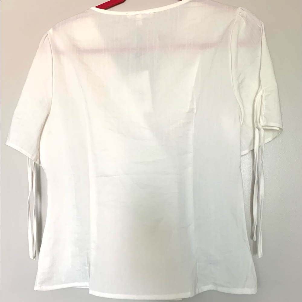 White blouse with buttons - Picture 3 of 7